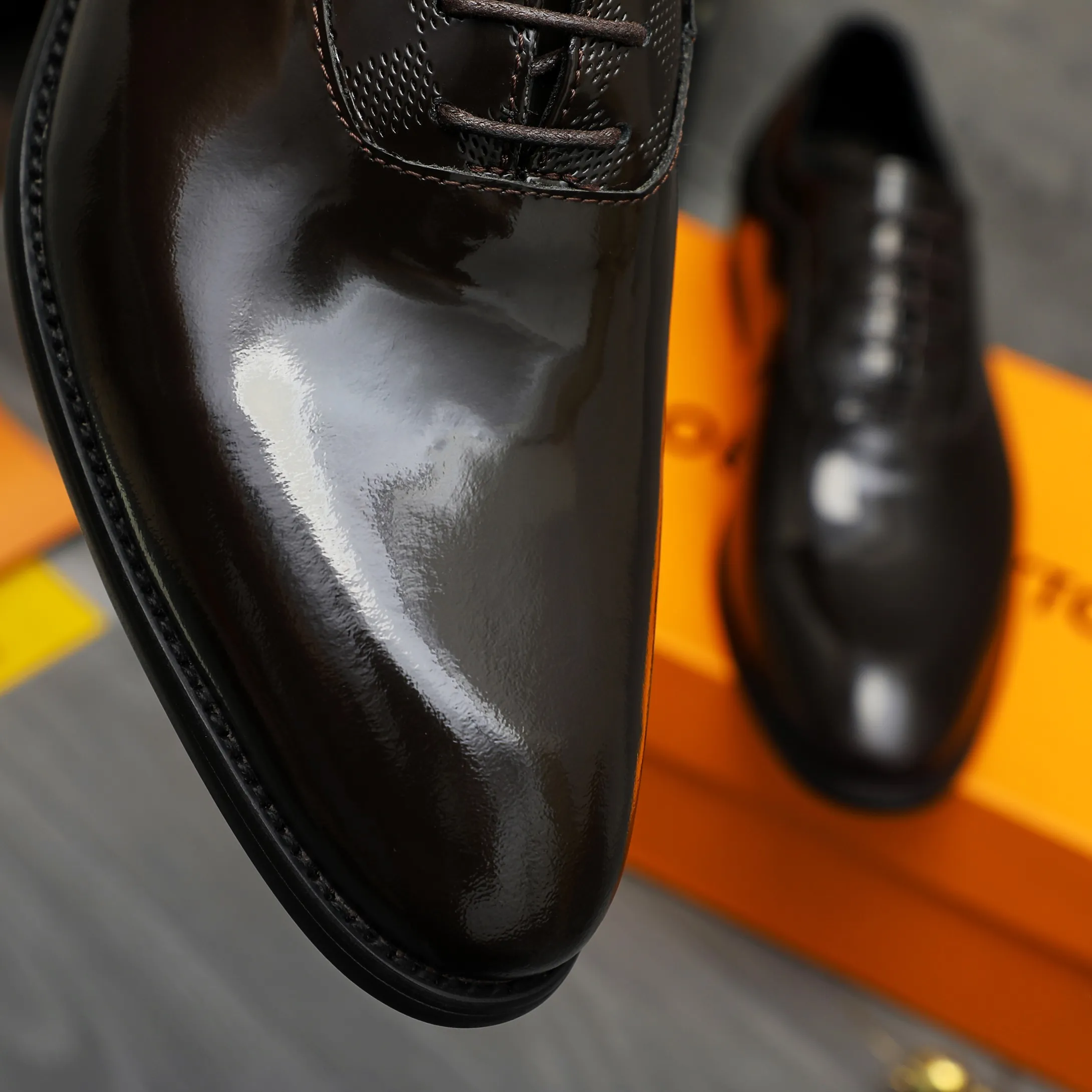 Men's shoes 💰p460 Product trademark: LV (Louis Vuitton) business lace-up leather shoes True size: 39-44 Product material: Selected lacquered cowhide stitching with classic plaid embossed upper, cowhide lining, original rubber outsole